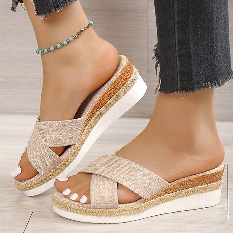 Low wedge fashionable sandals