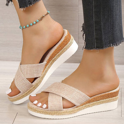 Low wedge fashionable sandals