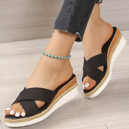 Low wedge fashionable sandals