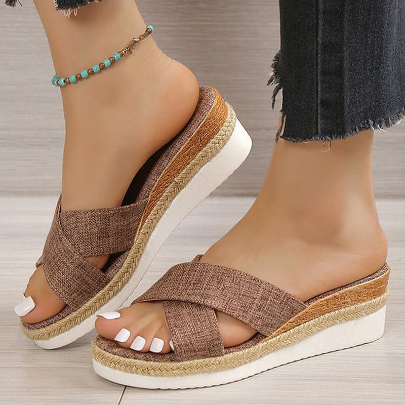 Low wedge fashionable sandals